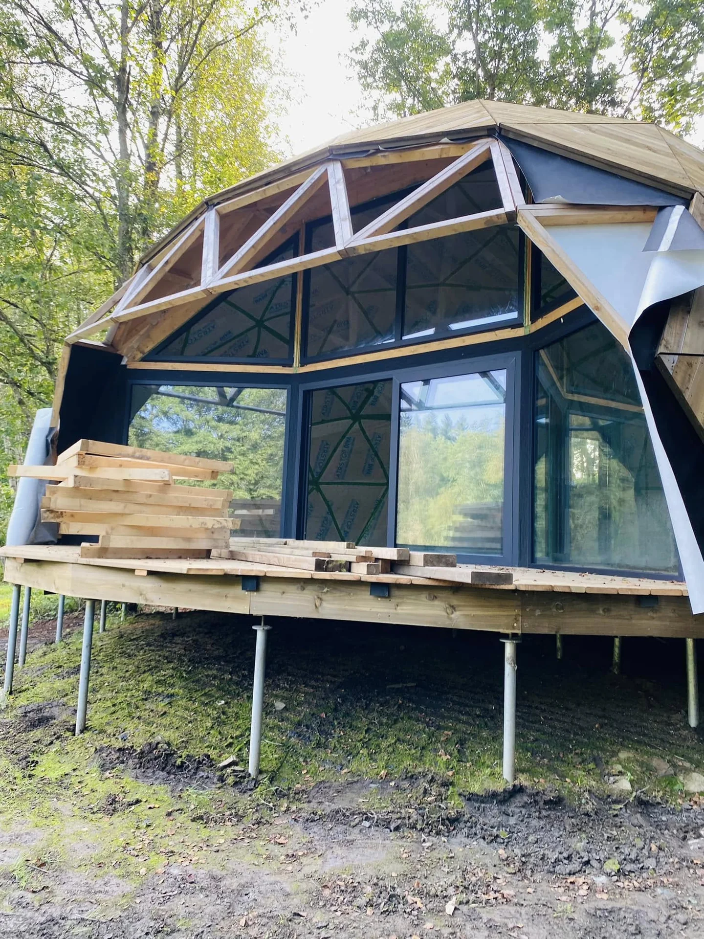 Maison en bois à géométrie arrondie en cours de réalisation