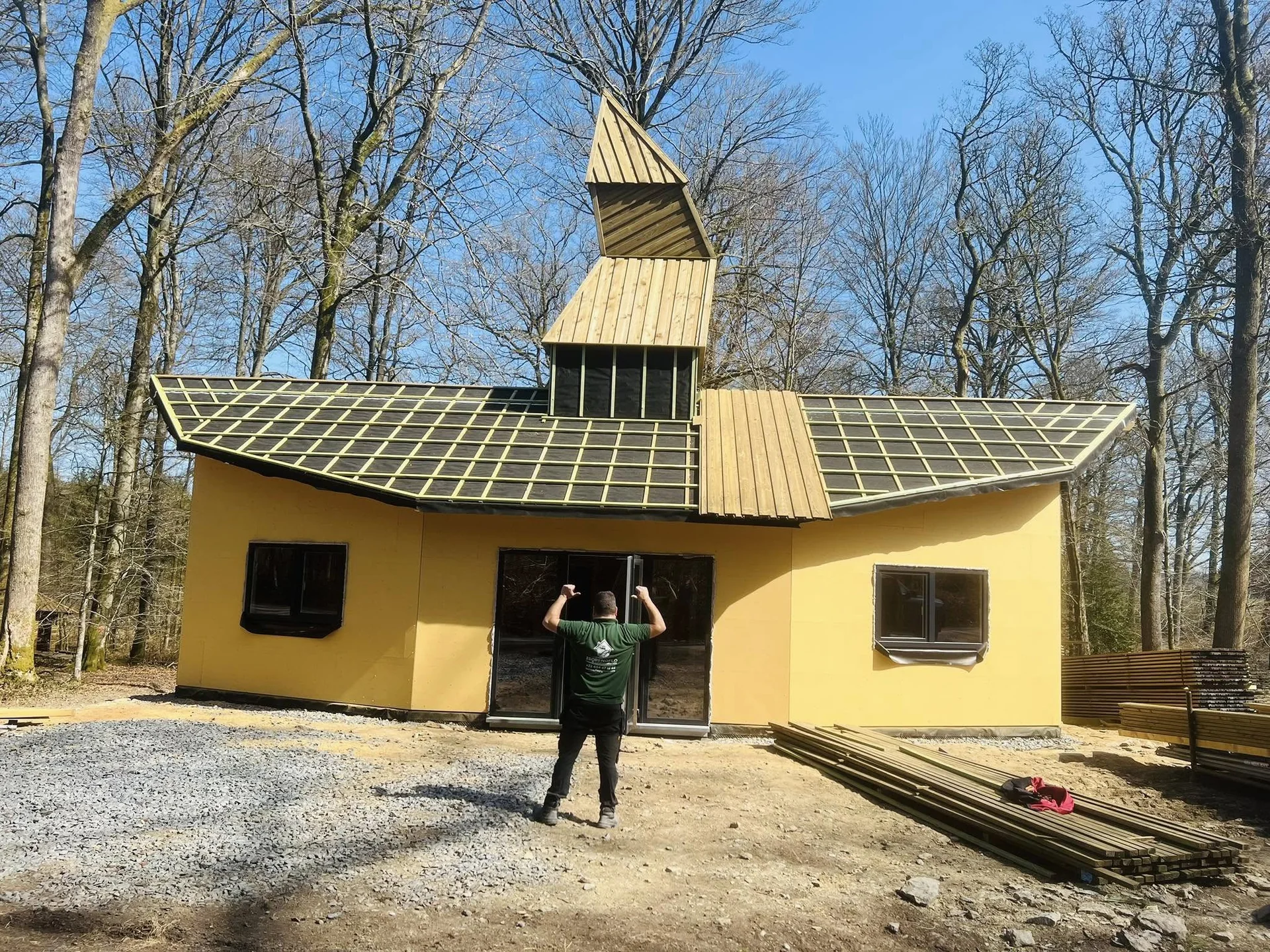 Jérôme Flohimont devant une réalisation de toiture en ossature bois